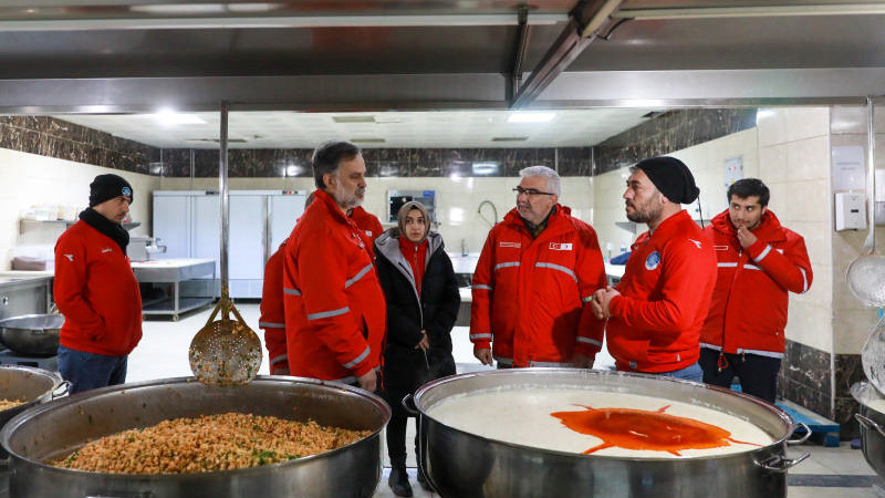 DEPREMZEDELERE HERGÜN 3 MİLYON SICAK YEMEK KIZILAY’DAN