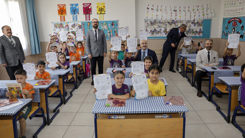 VALİ KÖŞGER ÖĞRENCİLERİN KARNE SEVİNCİNE ORTAK OLDU