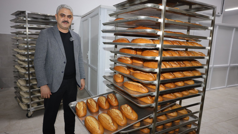 POZANTI’DA HALK EKMEK KUYRUKLARI: VATANDAŞ HEM 9 LİRALIK FİYATTAN HEM LEZZETTEN MEMNUN