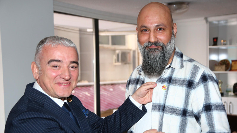 Soner Kan’a üyelik rozeti