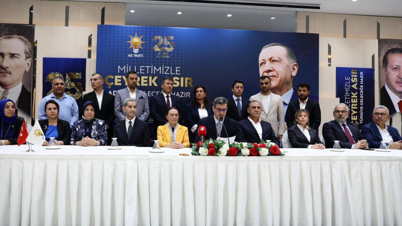 AK PARTİ ADANA’DA 25. KURULUŞ YIL DÖNÜMÜ COŞKUSU