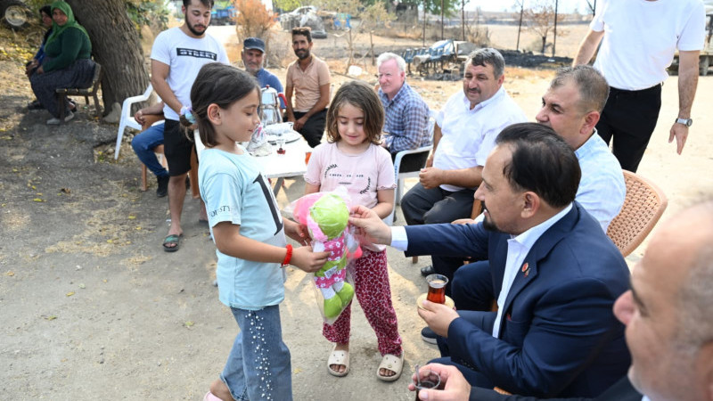 SARIÇAM BELEDİYESİ ve MHP ADANA HEYETİNDEN YANGIN BÖLGESİNE ÇIKARMA